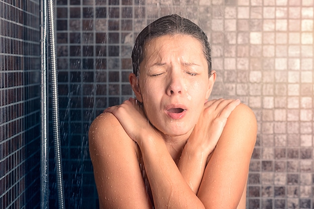 ¿Tomar un baño caliente daña la piel?