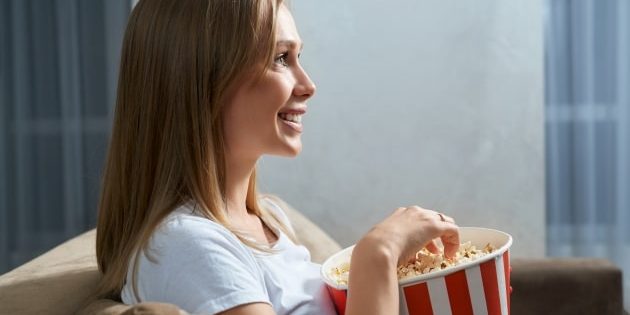 mulher assistindo filmes e séries sobre bem estar