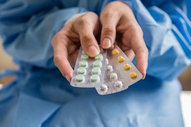 médico com pílulas de métodos contraceptivos
