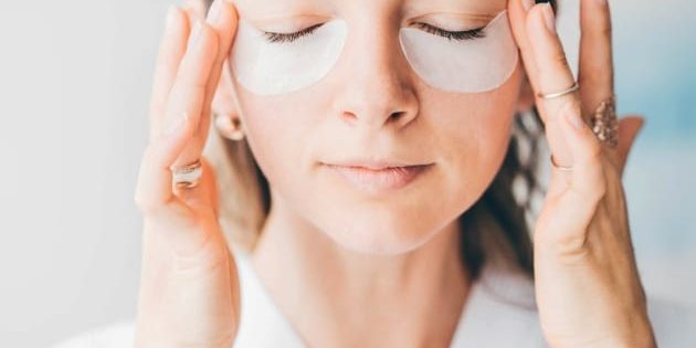 skincare no inverno_2 mulher fazendo skincare no inverno